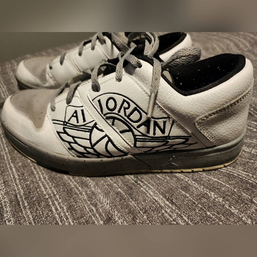 Jordan NU Retro 1 Low (GS) size 6.5y